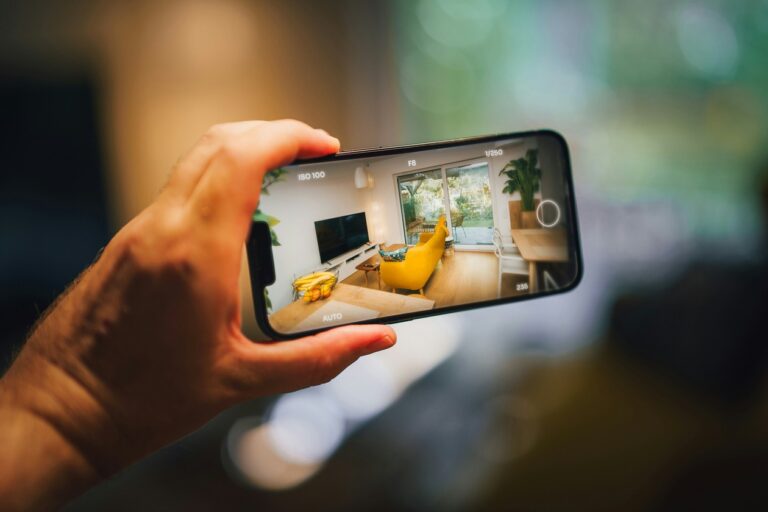 Caméra Wi-Fi vs Caméra PoE : quelle technologie choisir pour la maison ?